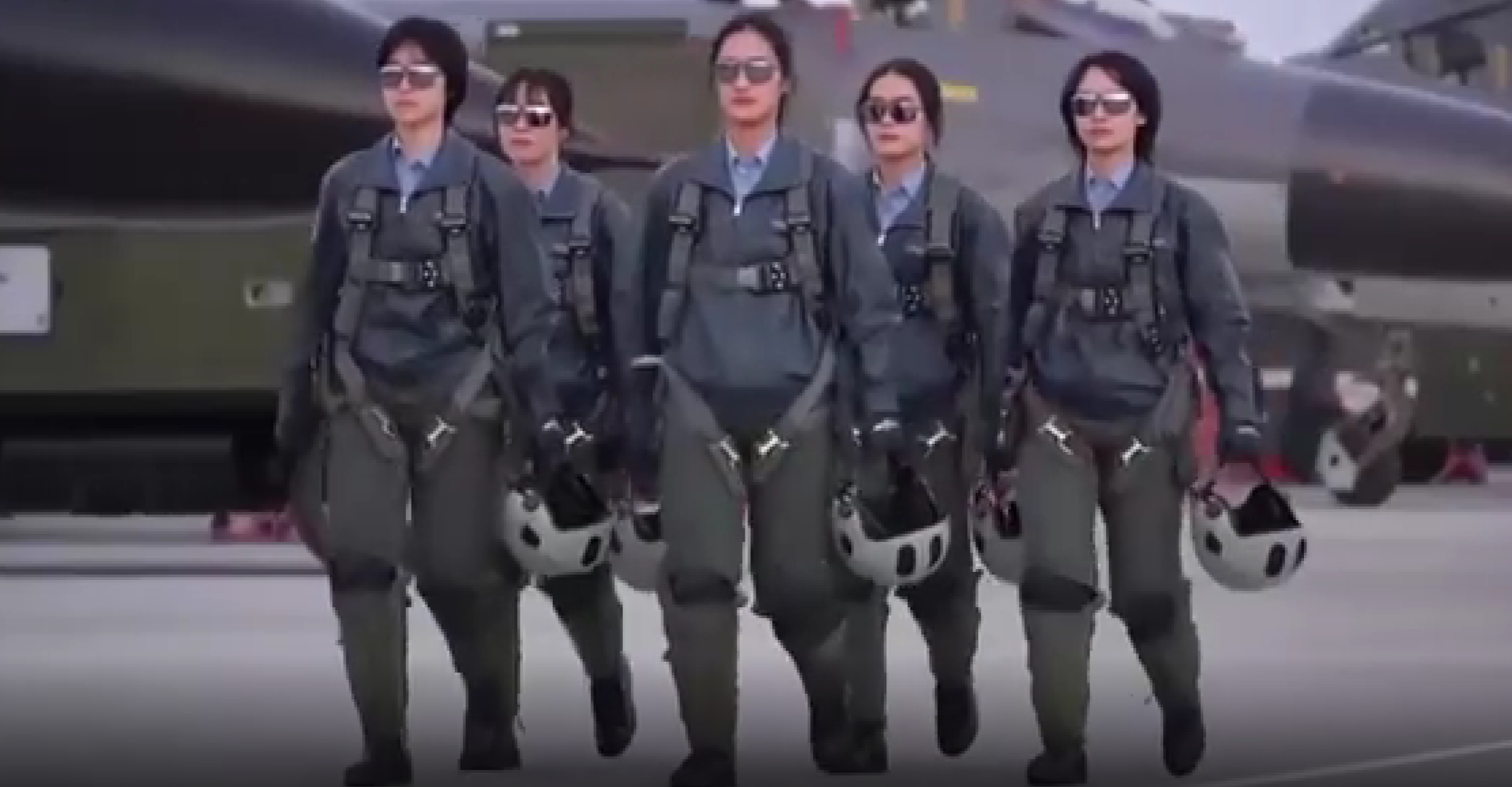 超飒！空军首批歼-11B战机女飞行学员顺利单飞（2023战机女飞行员顺利单飞）
