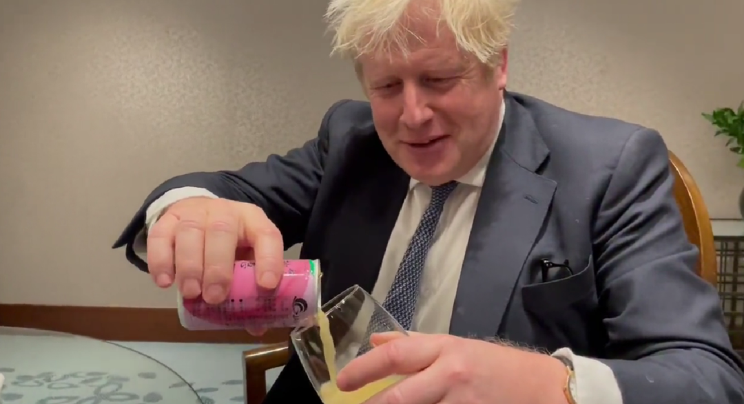 英前首相喝日本福岛桃汁，网友：约翰逊是个骗子！