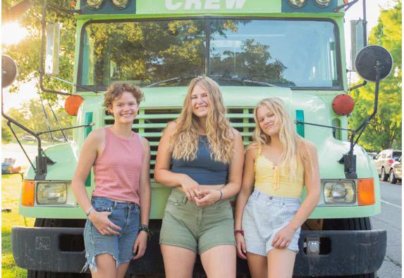 3名美国女孩联合踹掉渣男，变闺蜜改造校车一起旅游
