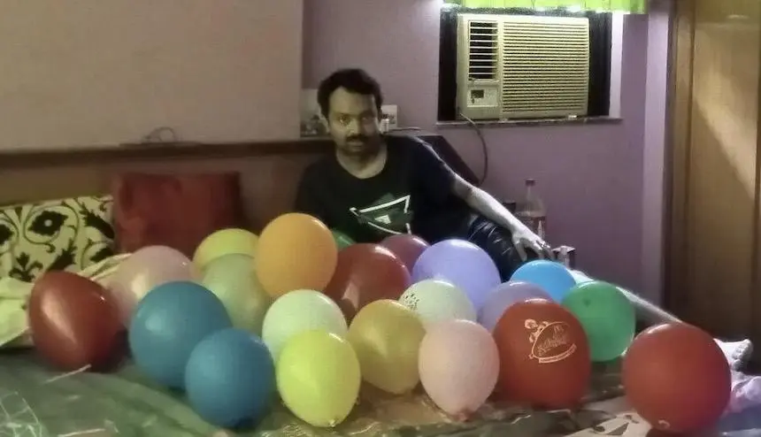 “爱人”太脆弱，28岁印度男爱上气球：结婚，办葬礼