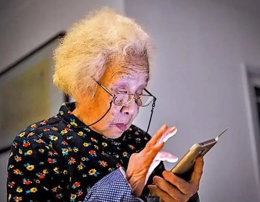 70岁老人微信被封，哭诉自己要孤独终身，引发网友热议